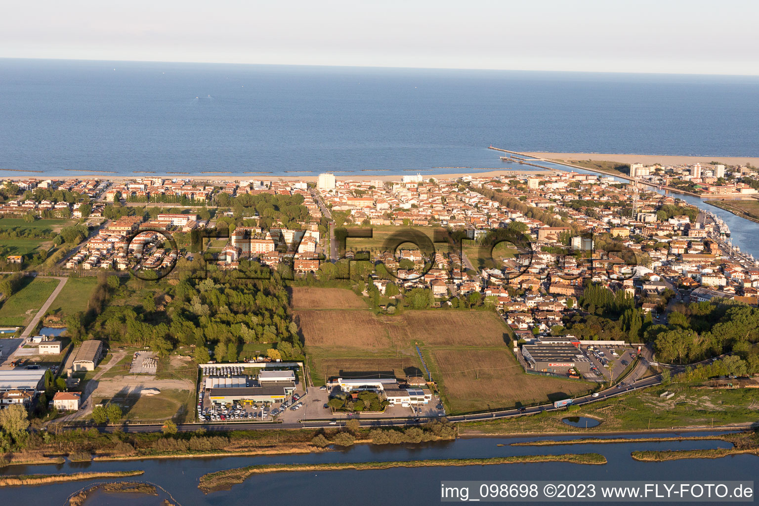 Schrägluftbild von Porto Garibaldi im Bundesland Emilia-Romagna, Italien