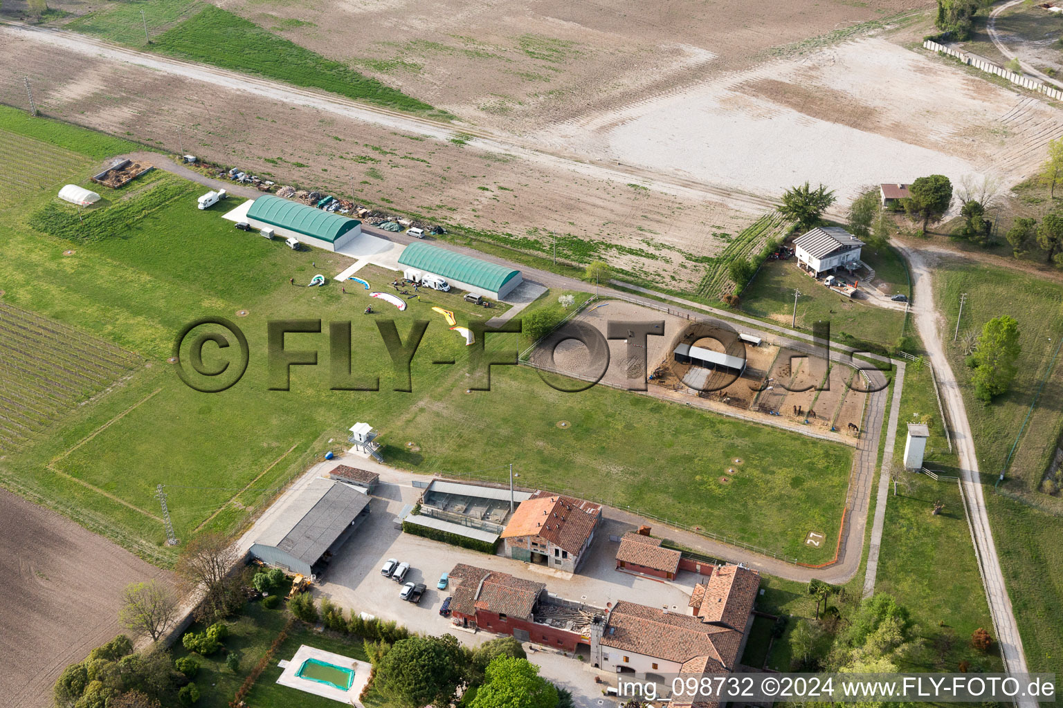 Luftaufnahme von Panellia di Sedegliano im Bundesland Friaul-Julisch Venetien, Italien