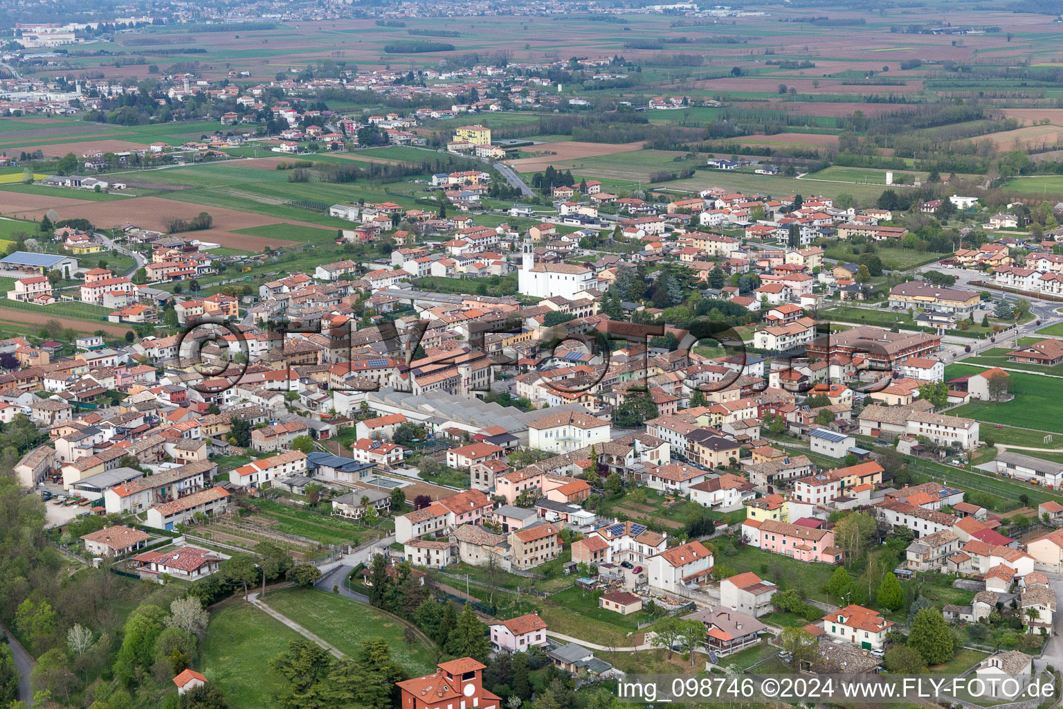 Luftaufnahme von Carpacco im Bundesland Friaul-Julisch Venetien, Italien