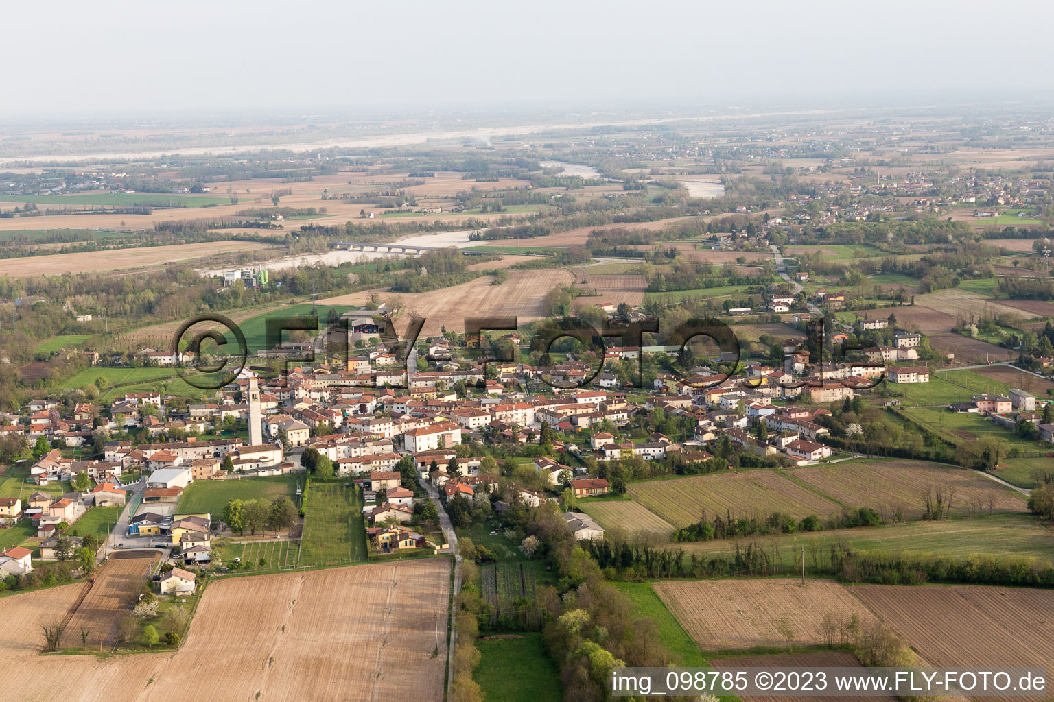 Luftbild von Tauriano im Bundesland Friaul-Julisch Venetien, Italien