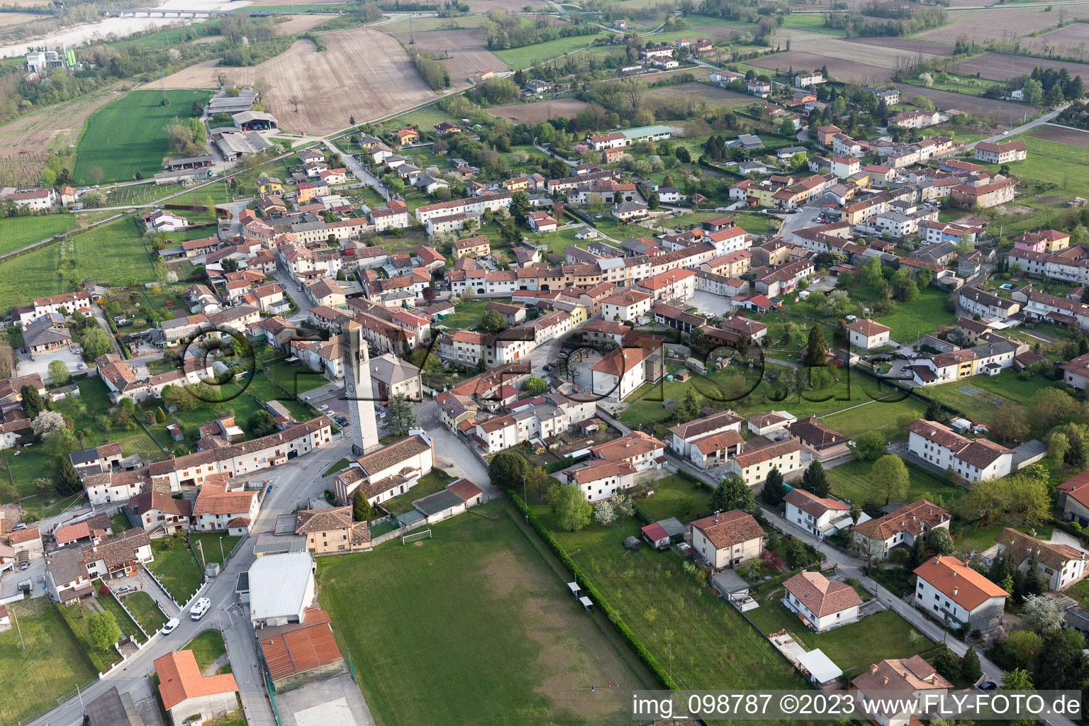 Luftaufnahme von Tauriano im Bundesland Friaul-Julisch Venetien, Italien