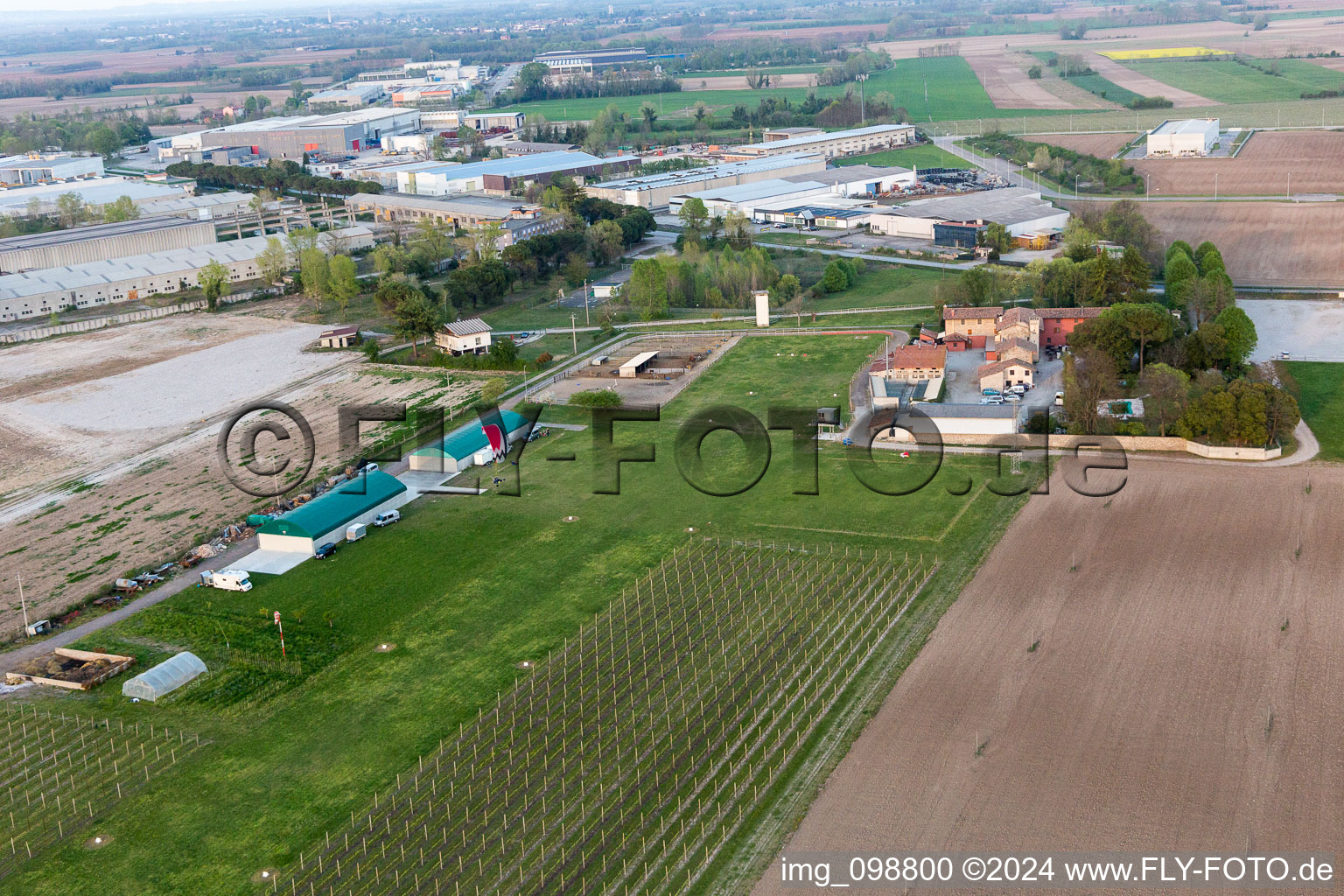 Luftbild von Start- und Landebahn mit Rollfeldgelände des Flugplatz der Pista Aerei Leggeri in Codroipo in Friuli-Venezia Giulia im Bundesland Friaul-Julisch Venetien, Italien