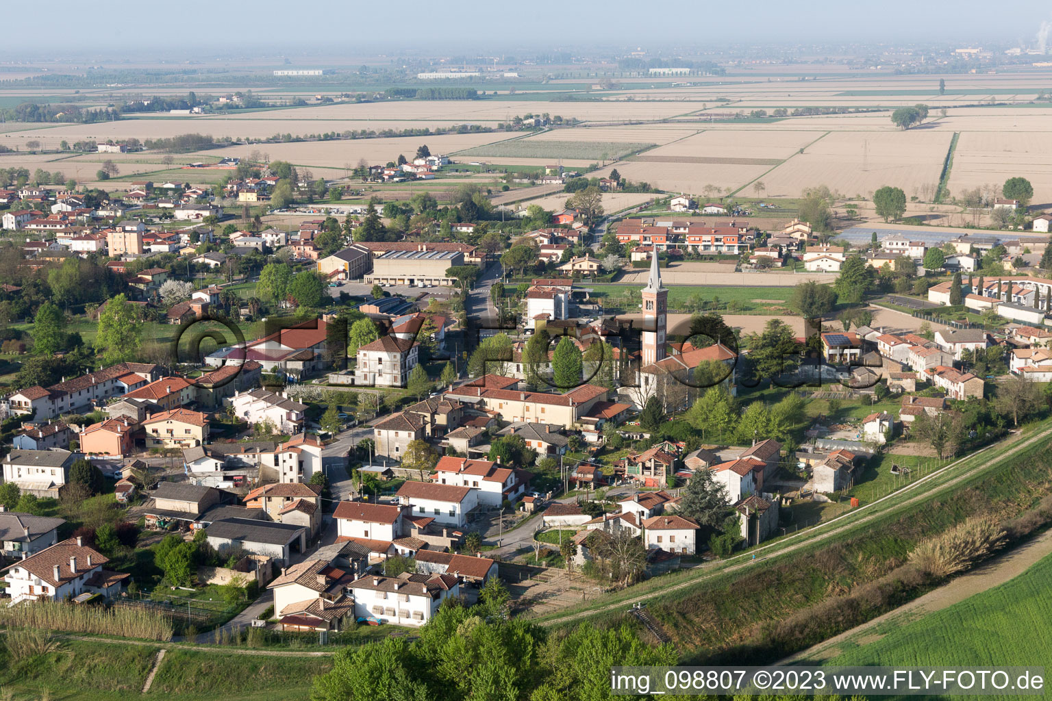 Luftbild von Latisanotta im Bundesland Friaul-Julisch Venetien, Italien