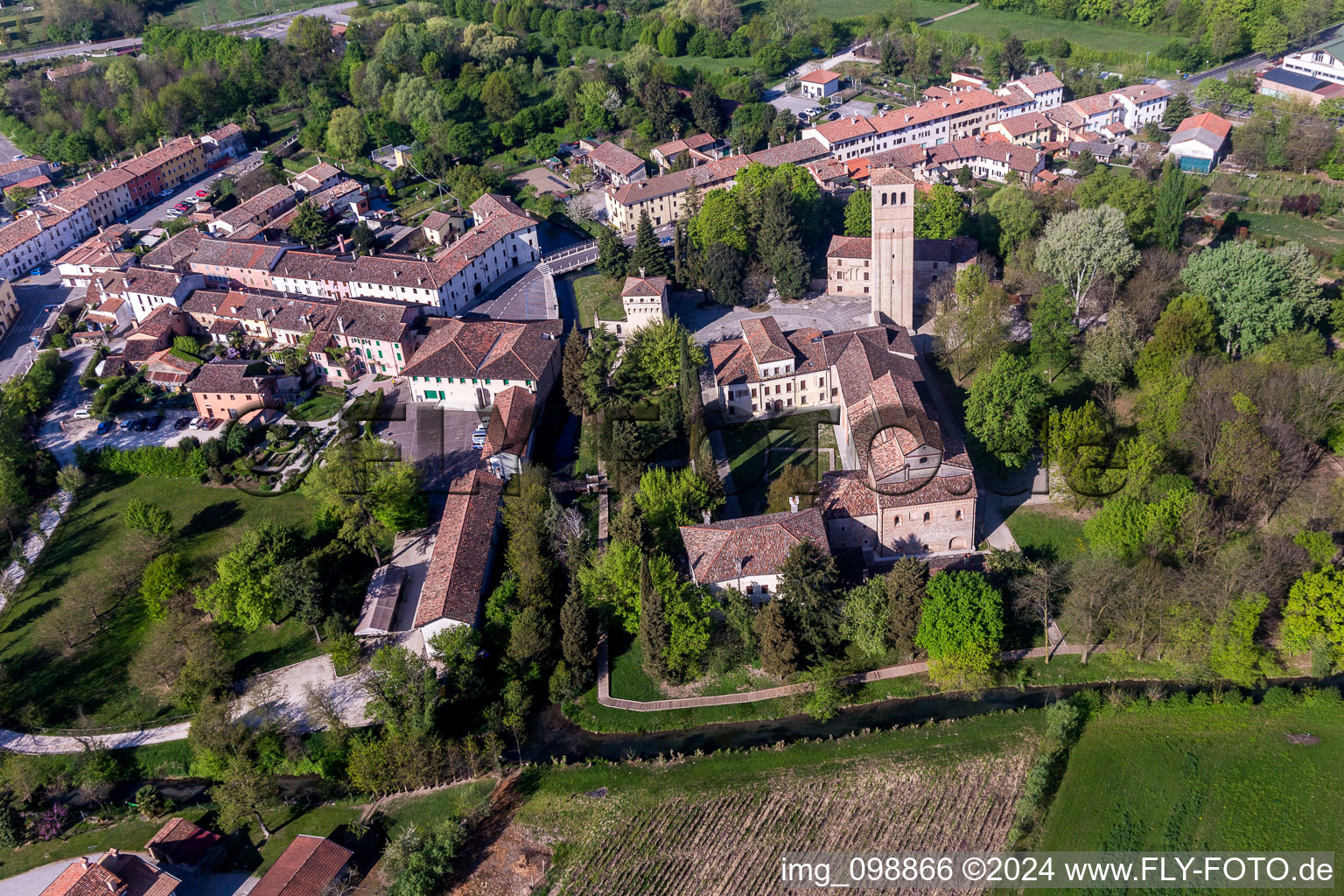 Luftaufnahme von Kirchengebäude des Abtei Abbazia di Santa Maria in Silvis in Sesto Al Reghena in Friuli-Venezia Giulia im Bundesland Friaul-Julisch Venetien, Italien