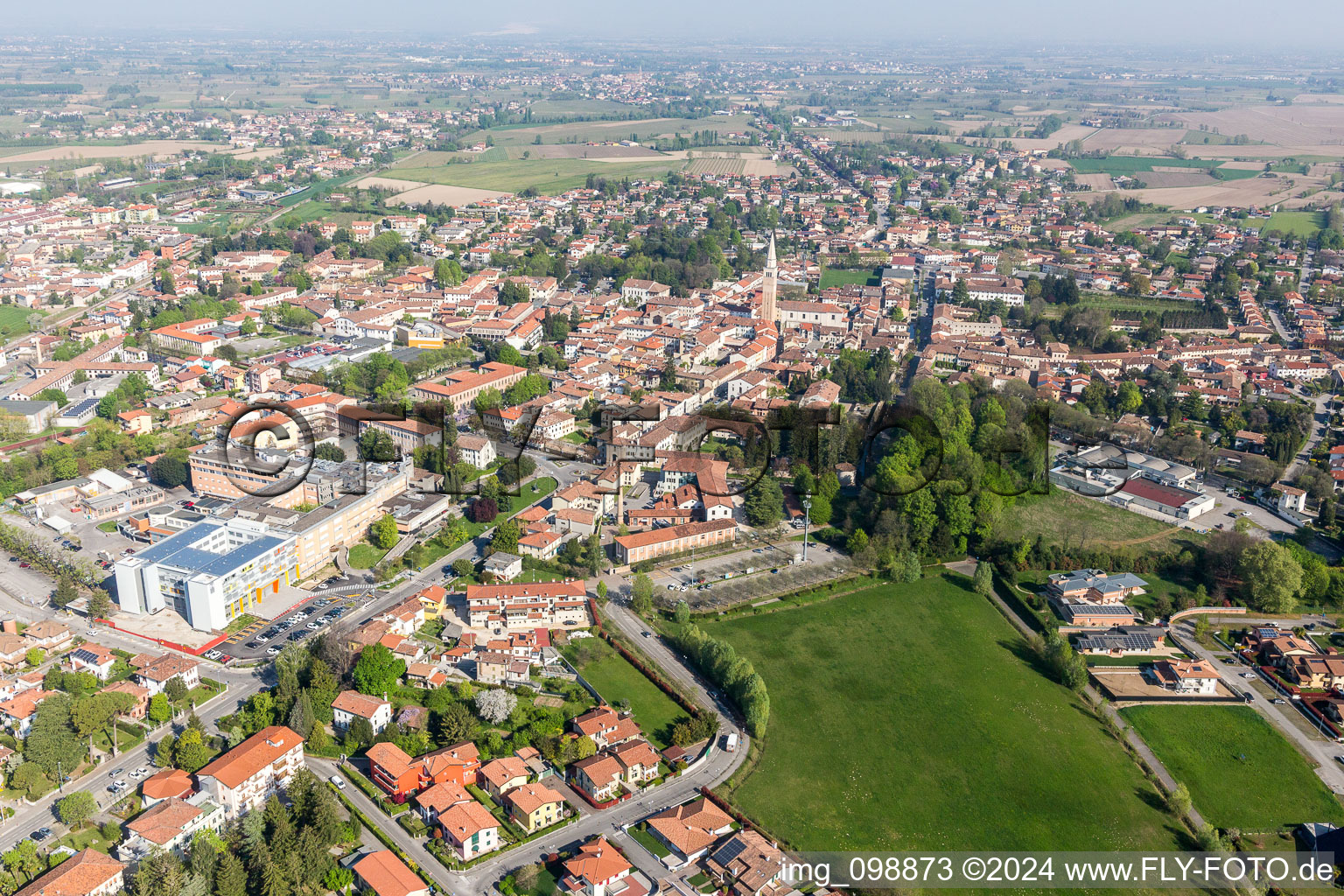 Ortsansicht der Straßen und Häuser der Wohngebiete in San Vito al Tagliamento in Friuli-Venezia Giulia im Bundesland Pordenone, Italien