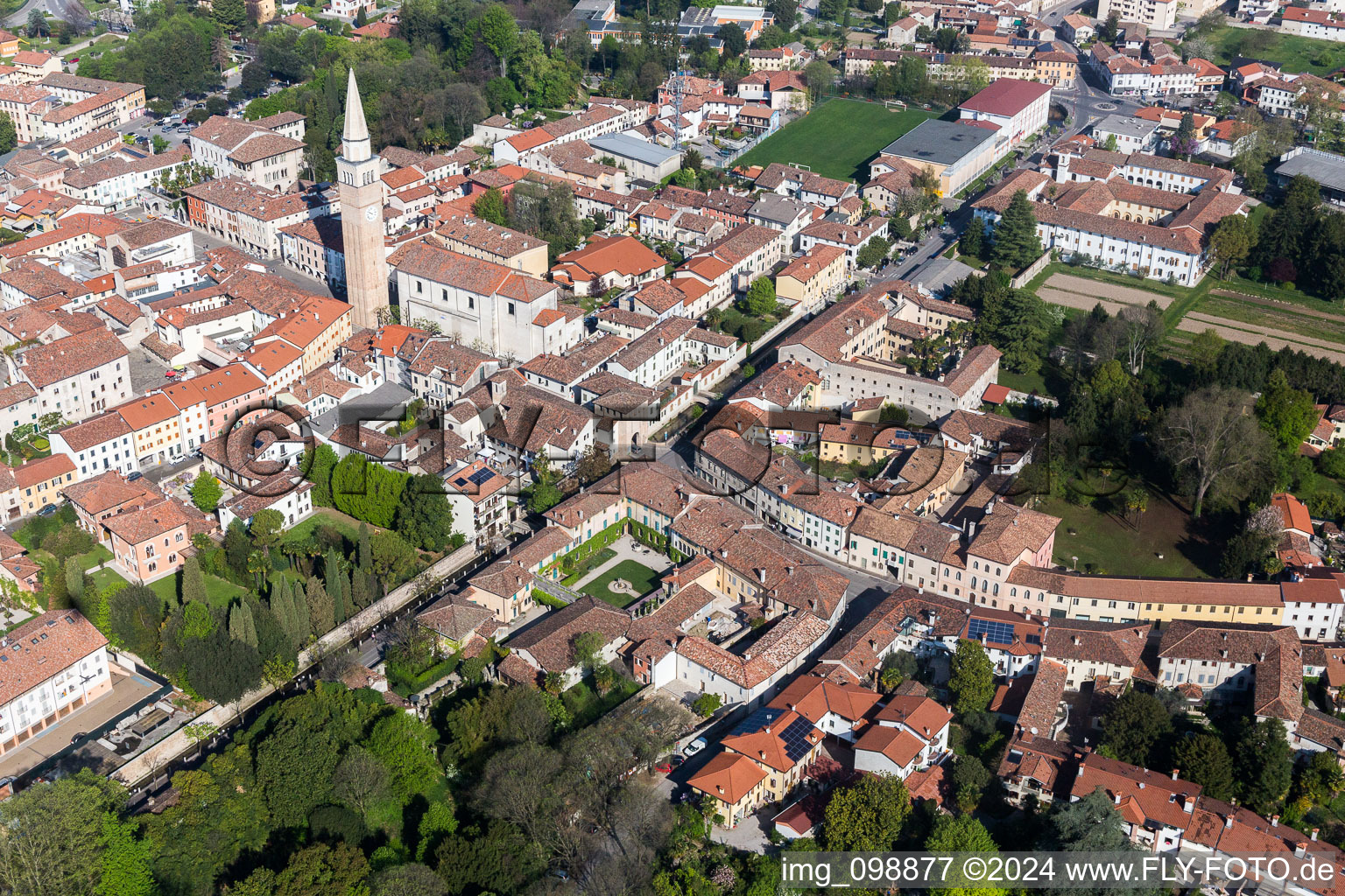 Kirchengebäude der Kathedrale Duomo di San Vito Al Tagliamento in San Vito al Tagliamento in Friuli-Venezia Giulia im Bundesland Friaul-Julisch Venetien, Italien