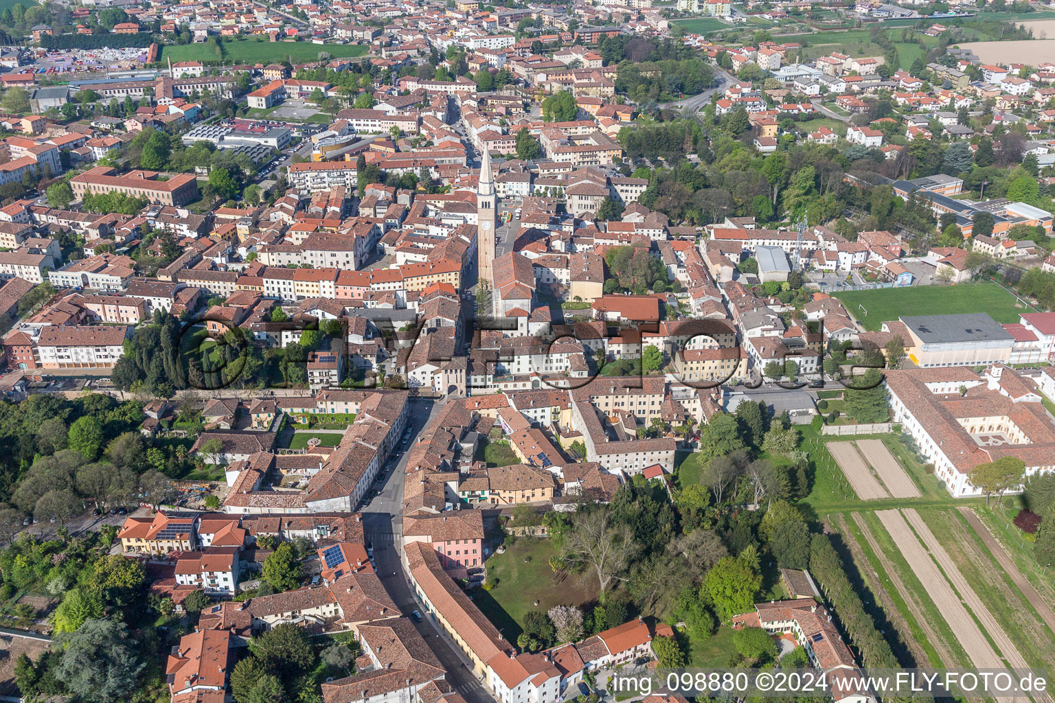 Luftbild von Ortsansicht der Straßen und Häuser der Wohngebiete in San Vito al Tagliamento in Friuli-Venezia Giulia im Bundesland Friaul-Julisch Venetien, Italien