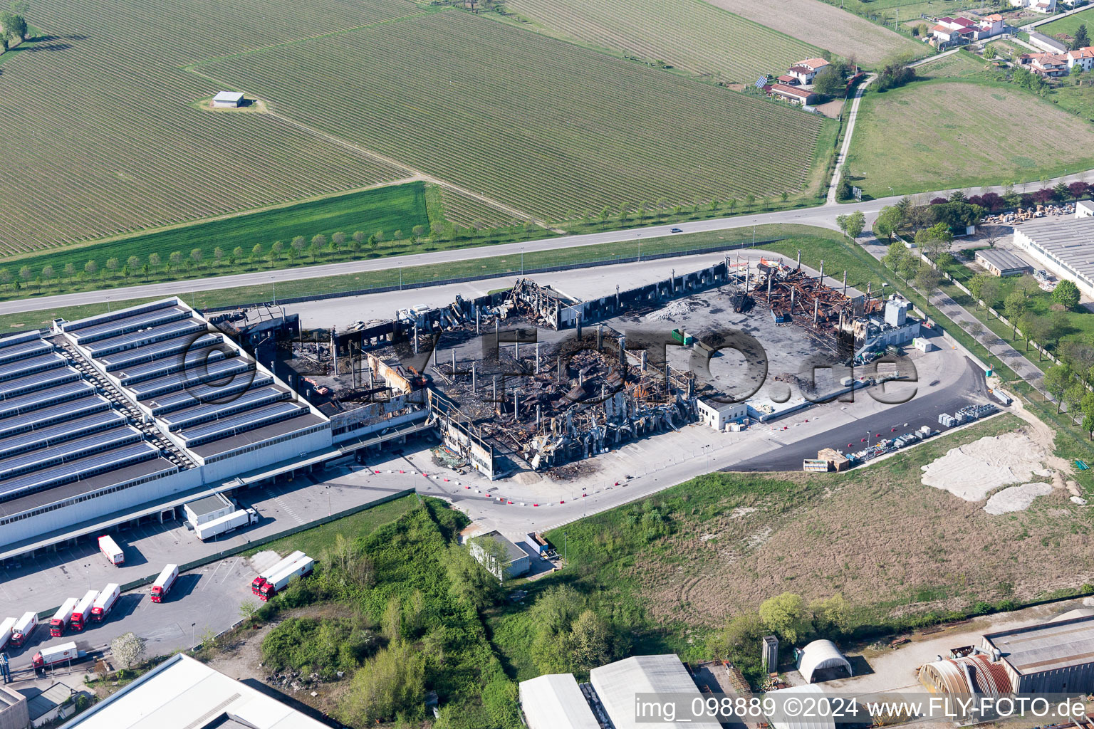 Ruine des abgebrannten Fabrik - Gebäudes Cooperativa Trasporti Alimentari (R.L.) in Zona Industriale Ponte Rosso in Friuli-Venezia Giulia im Bundesland Friaul-Julisch Venetien, Italien