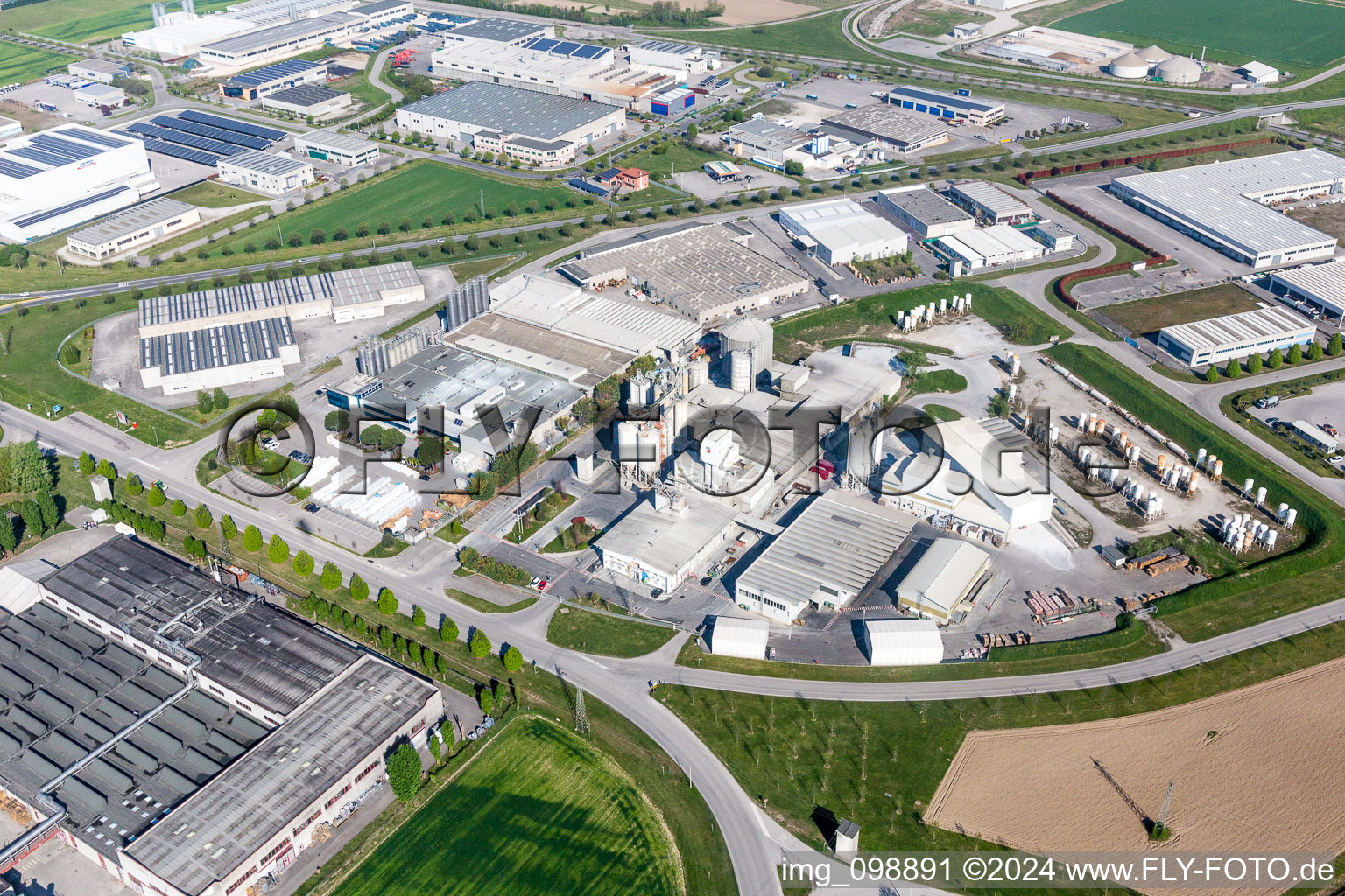 Gebäude und Produktionshallen auf dem Werksgelände des Chemieproduzenten Sirmax SpA in Zona Industriale Ponte Rosso in Friuli-Venezia Giulia im Bundesland Friaul-Julisch Venetien, Italien