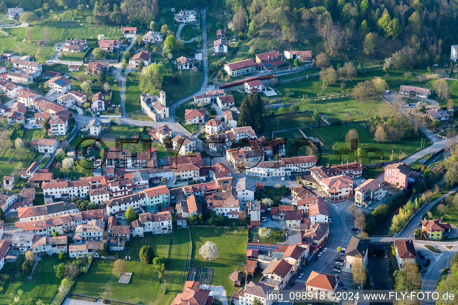 Dorf - Ansicht in Travesio in Friuli-Venezia Giulia im Bundesland Friaul-Julisch Venetien, Italien