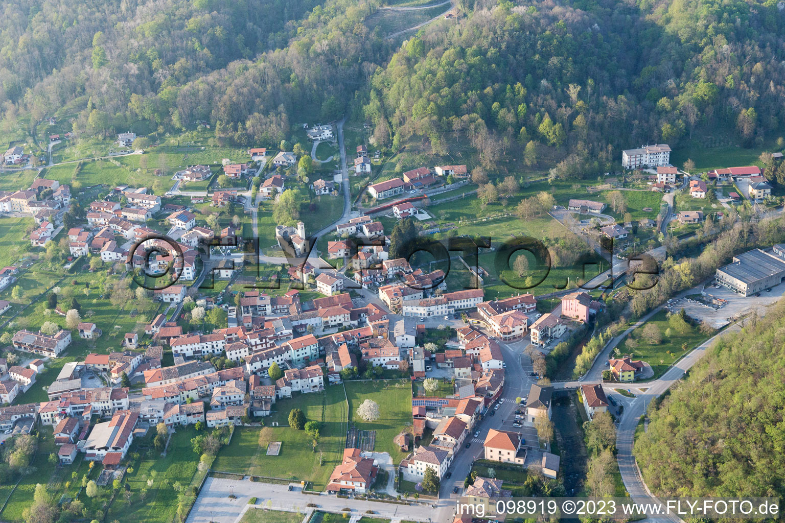 Luftbild von Travesio im Bundesland Friaul-Julisch Venetien, Italien