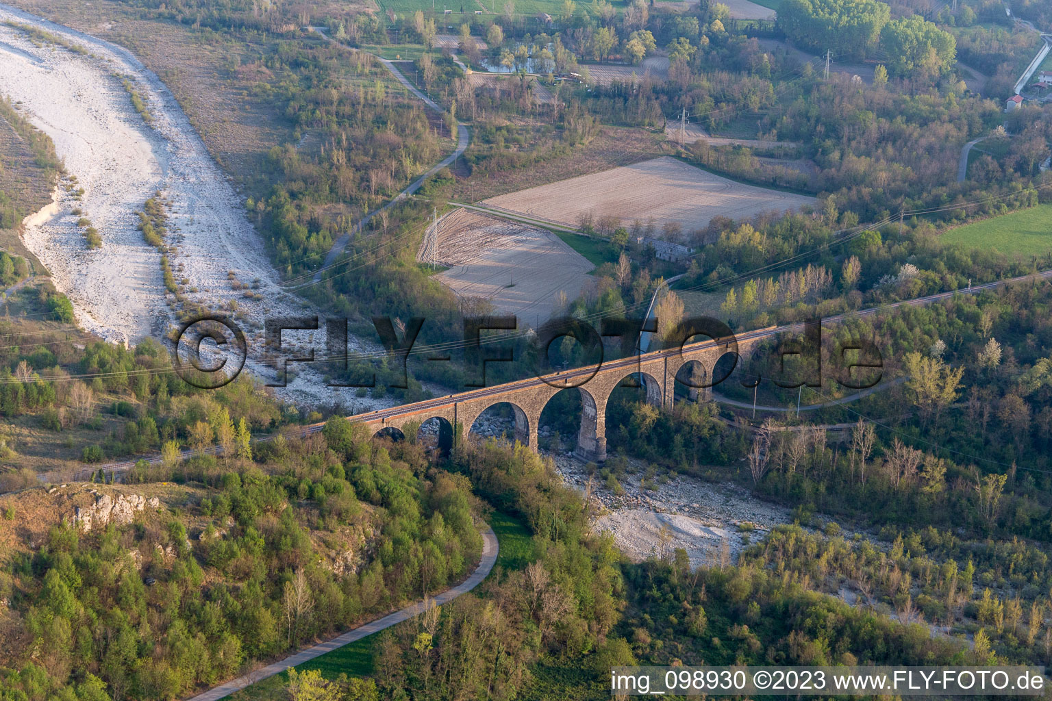Schrägluftbild von Viadukt des Bahn- Brückenbauwerk zur Streckenführung der Bahn- Gleise über den Torrente in Cavasso Nuovo in Friuli-Venezia Giulia im Bundesland Friaul-Julisch Venetien, Italien