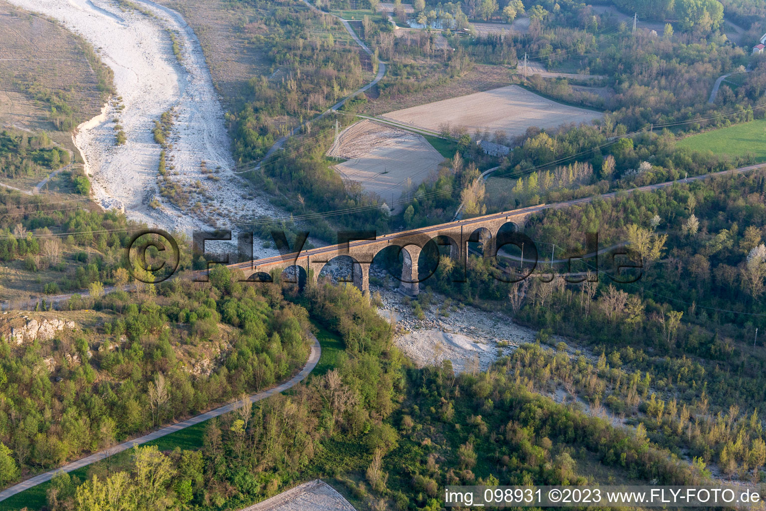 Viadukt des Bahn- Brückenbauwerk zur Streckenführung der Bahn- Gleise über den Torrente in Cavasso Nuovo in Friuli-Venezia Giulia im Bundesland Friaul-Julisch Venetien, Italien von oben
