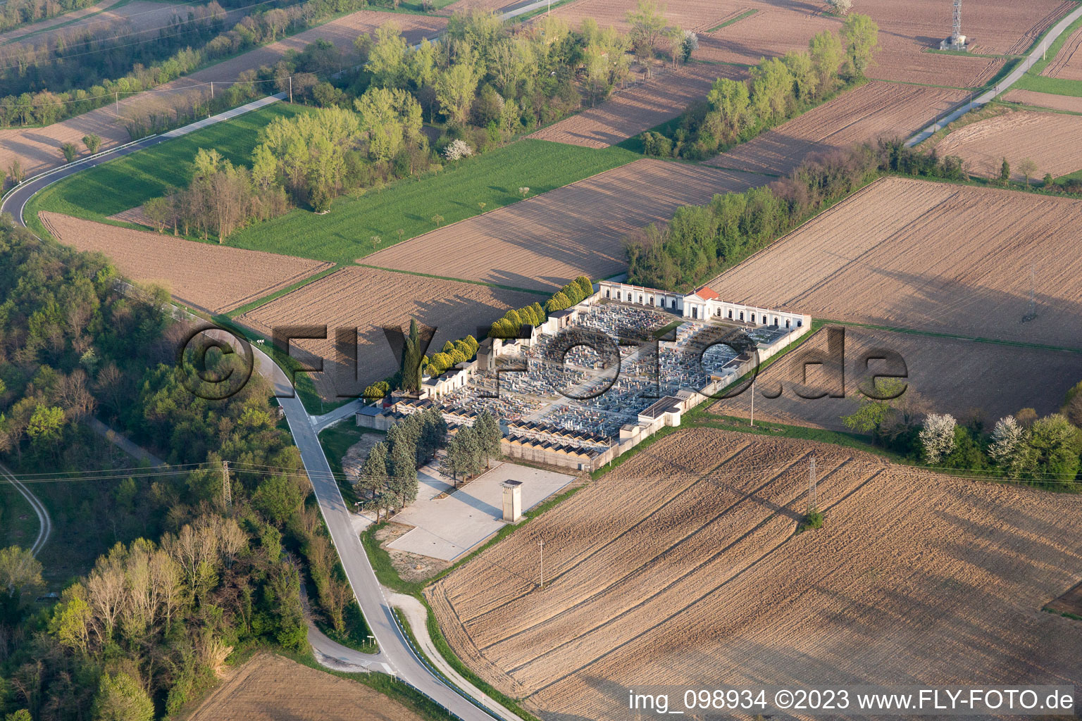 Luftbild von Cavasso Nuovo im Bundesland Friaul-Julisch Venetien, Italien