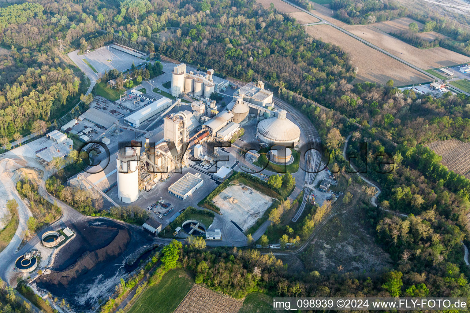 Luftbild von Beton- und Baustoffmischwerk der Cementizillo Spa in Zona Industriale Pedris in Friuli-Venezia Giulia im Bundesland Friaul-Julisch Venetien, Italien