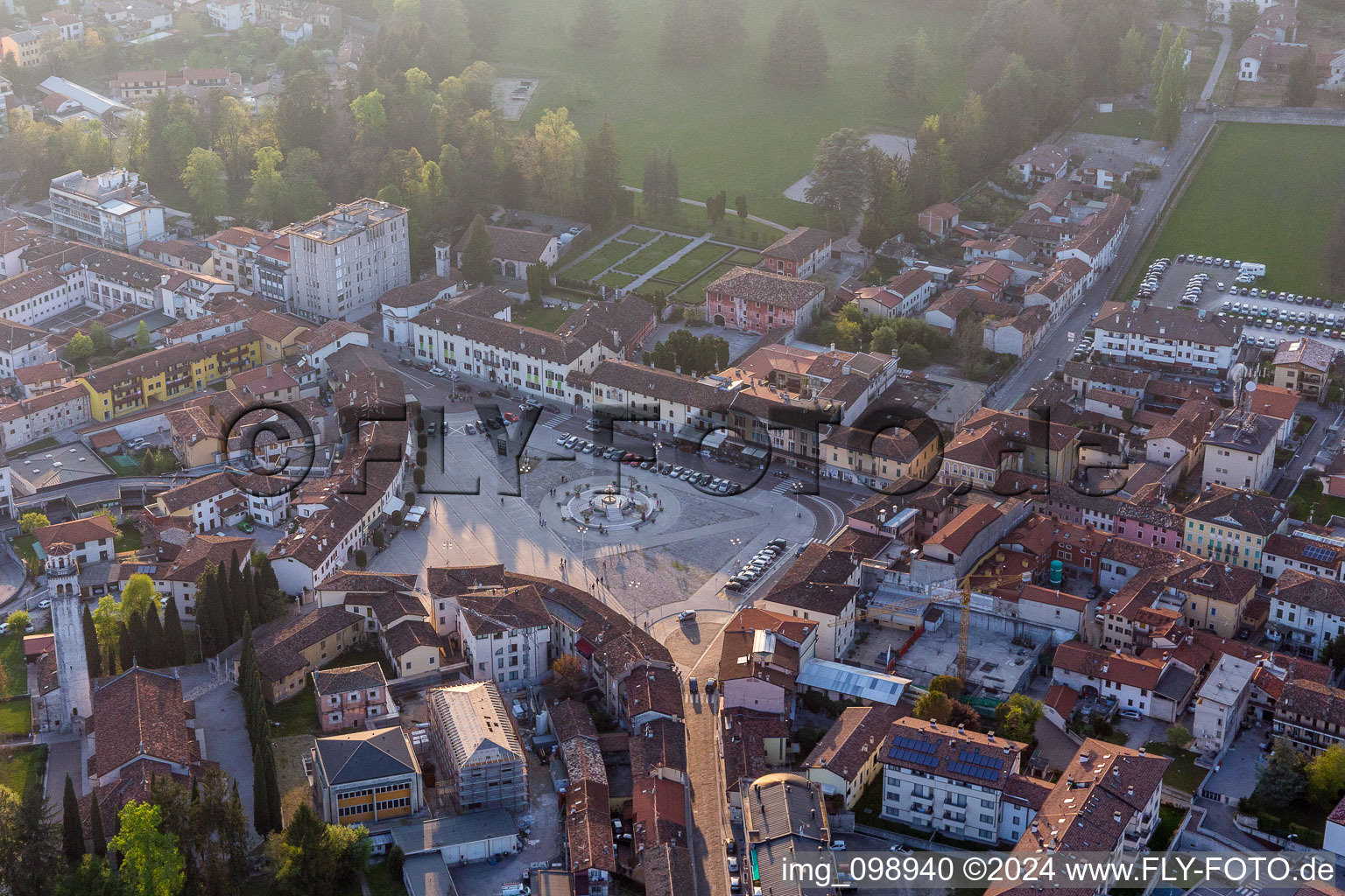 Marktplatz der Innenstadt in Maniago in Friuli-Venezia Giulia im Bundesland Friaul-Julisch Venetien, Italien