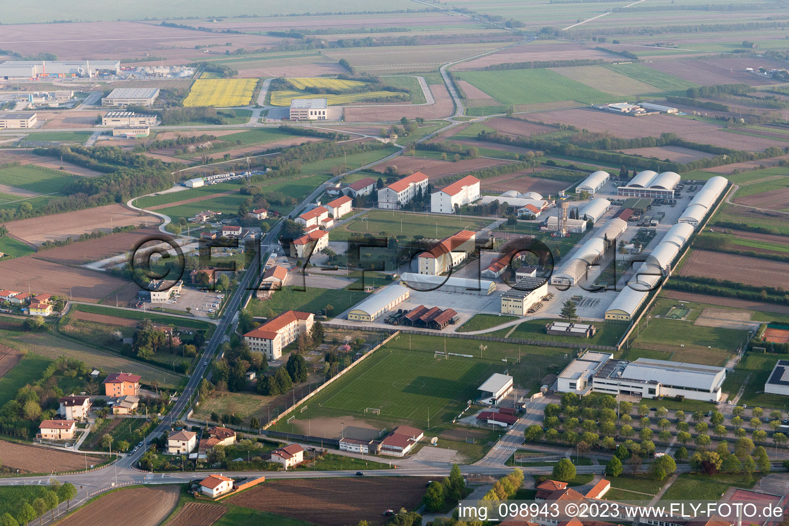 Luftbild von Maniago im Bundesland Friaul-Julisch Venetien, Italien