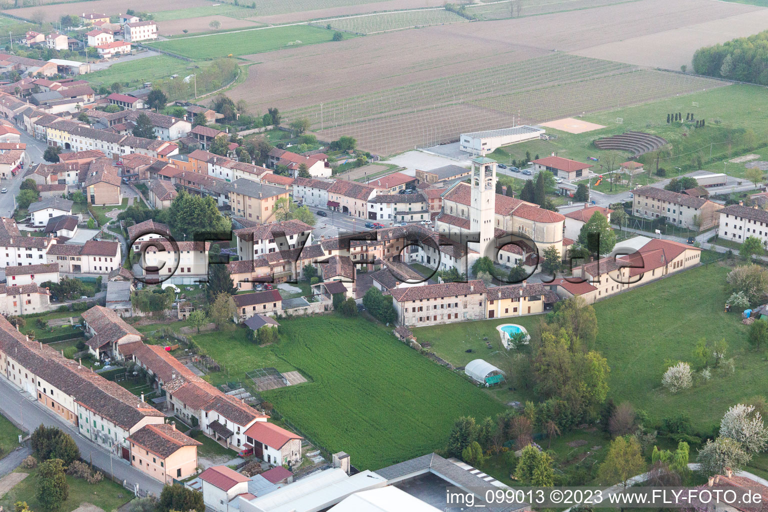Luftbild von Arzene im Bundesland Friaul-Julisch Venetien, Italien