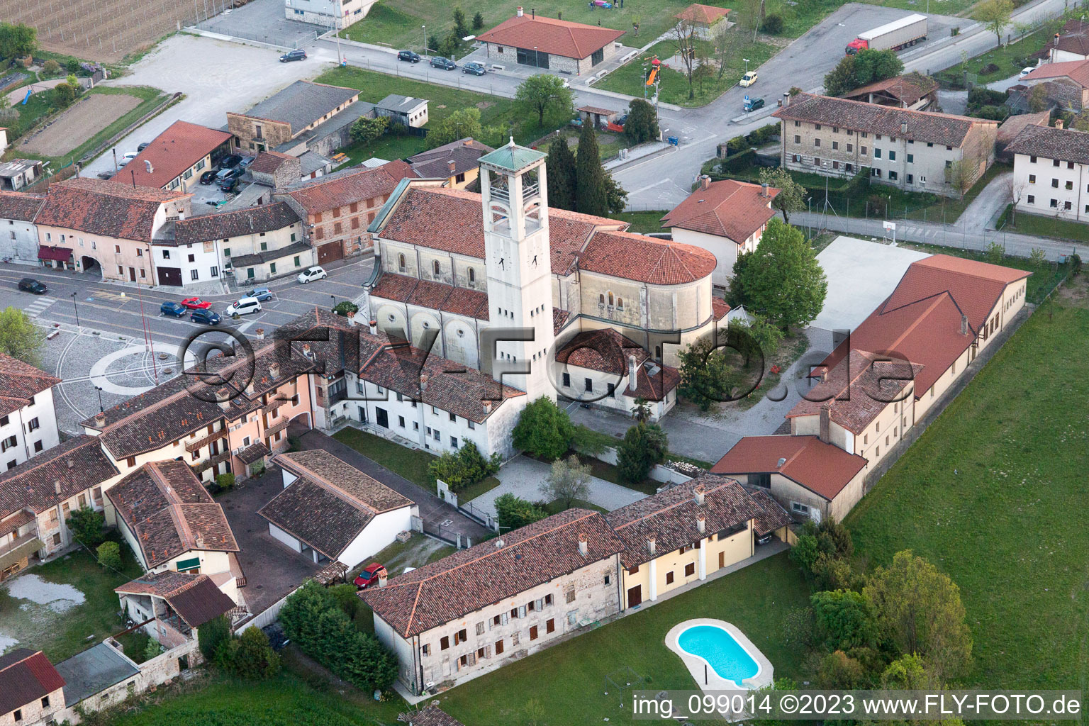 Luftaufnahme von Arzene im Bundesland Friaul-Julisch Venetien, Italien
