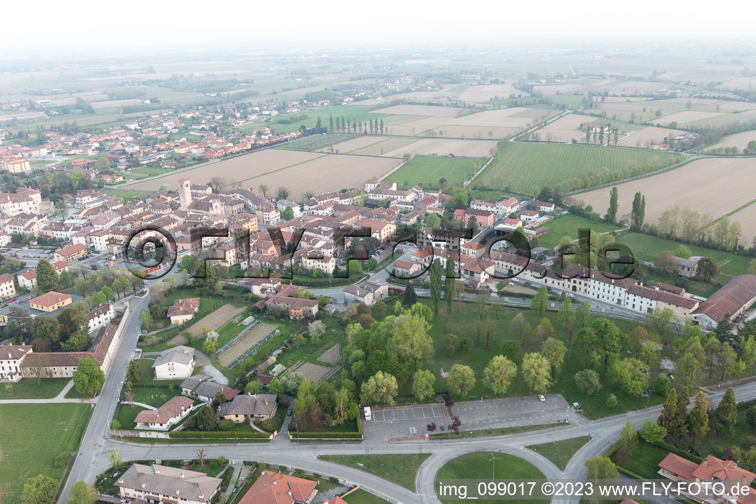 Luftbild von Bando im Bundesland Friaul-Julisch Venetien, Italien