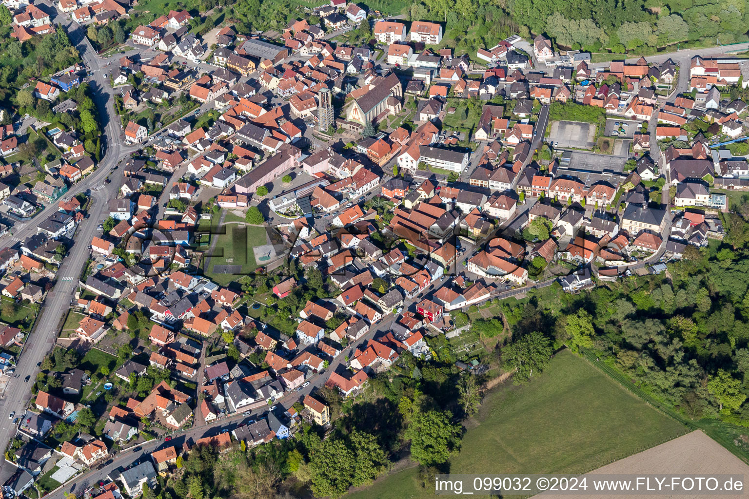 Ortsansicht der Straßen und Häuser der Wohngebiete in Seltz in Grand Est im Bundesland Bas-Rhin, Frankreich
