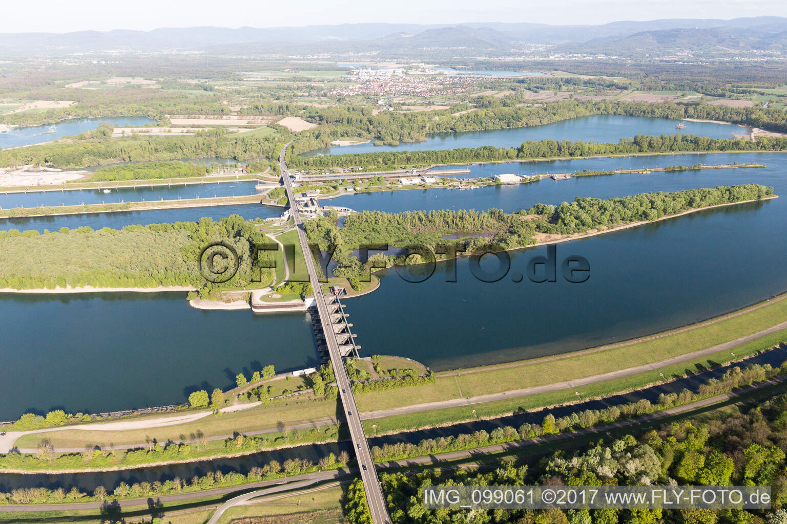 Rheinschleusse Iffezheim in Roppenheim im Bundesland Bas-Rhin, Frankreich von oben gesehen
