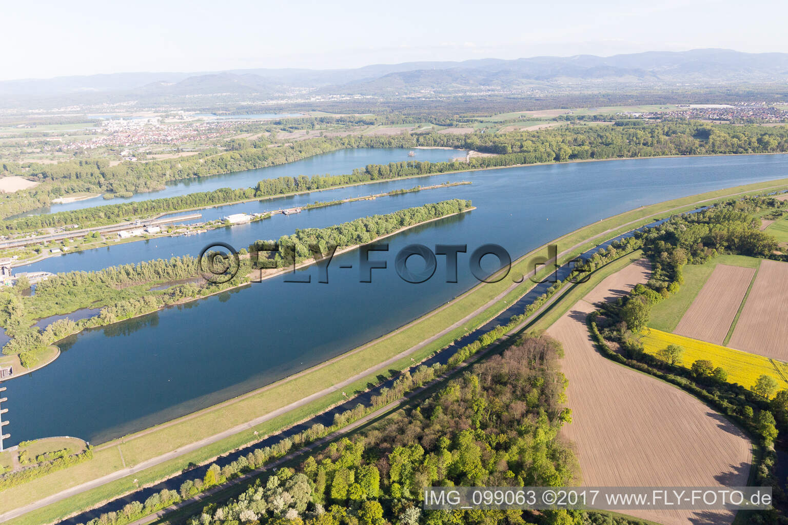 Rheinschleusse Iffezheim in Roppenheim im Bundesland Bas-Rhin, Frankreich aus der Vogelperspektive