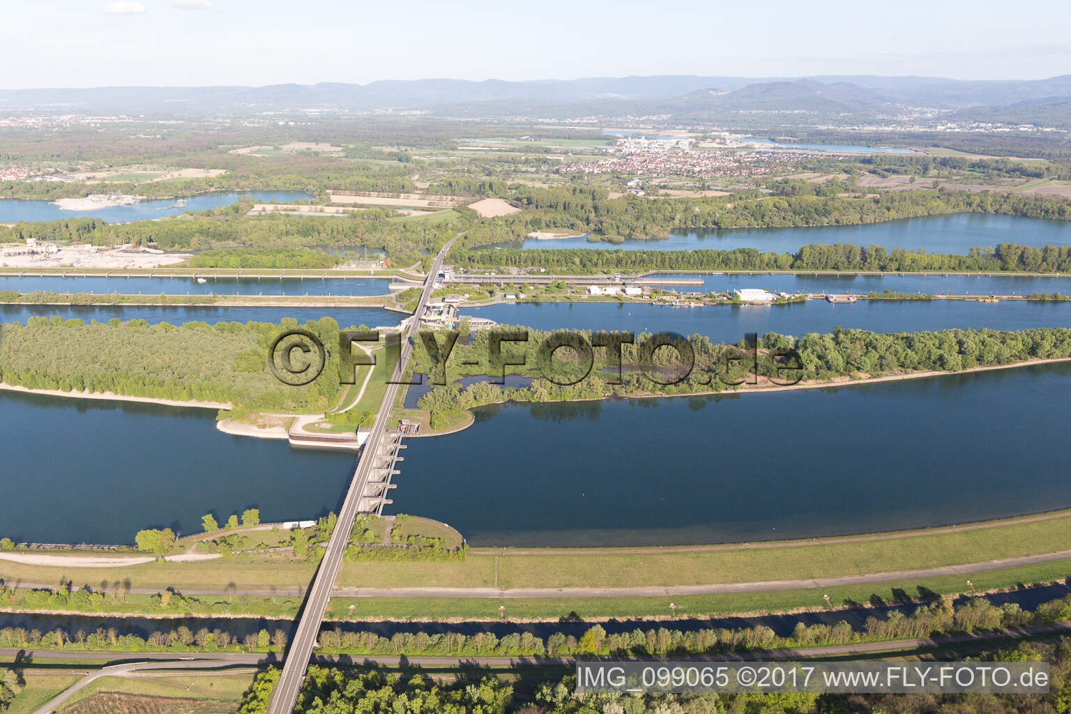 Drohnenbild von Rheinschleusse Iffezheim in Roppenheim im Bundesland Bas-Rhin, Frankreich