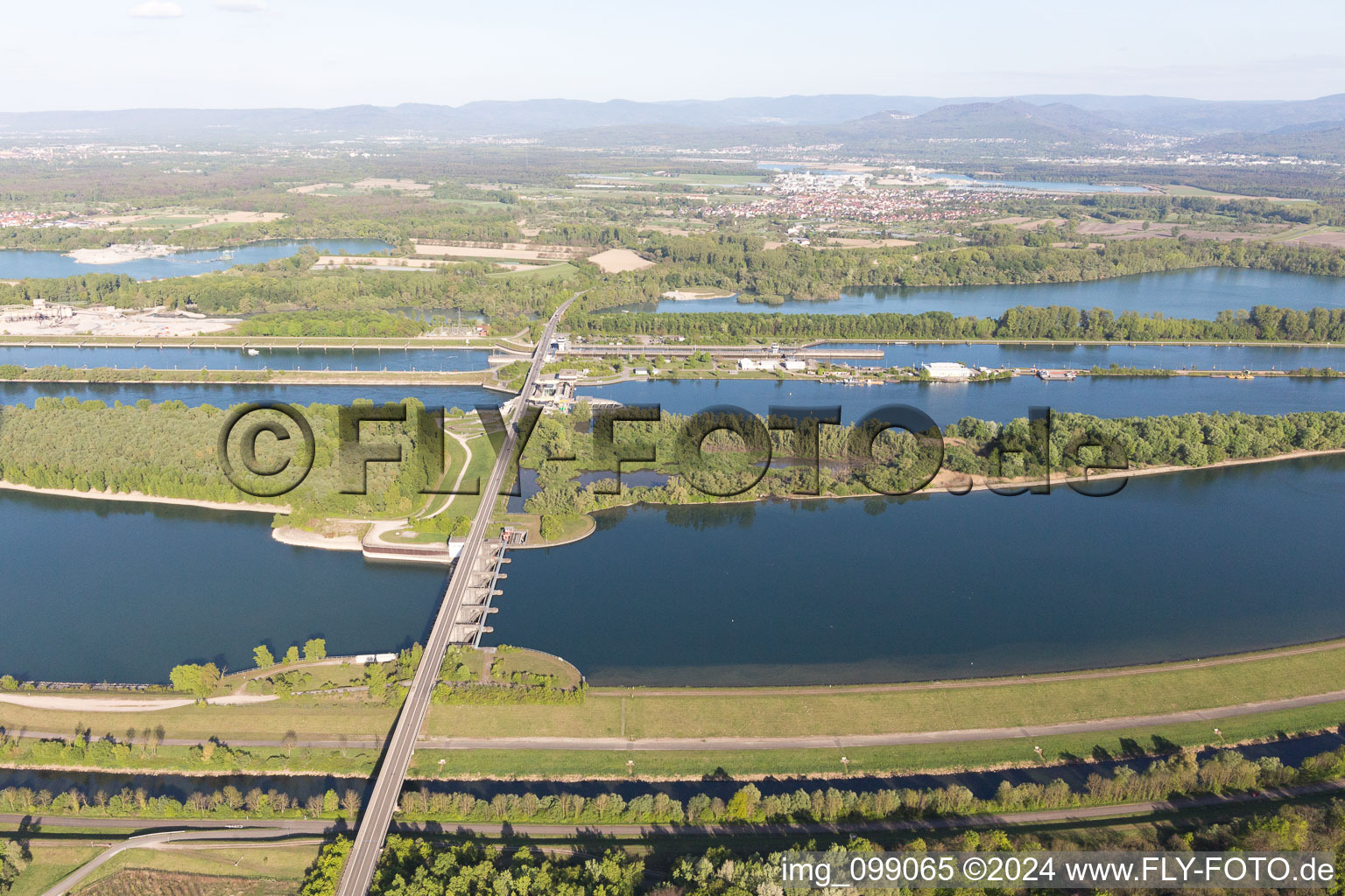 Drohnenbild von Rheinschleusse Iffezheim in Roppenheim im Bundesland Bas-Rhin, Frankreich