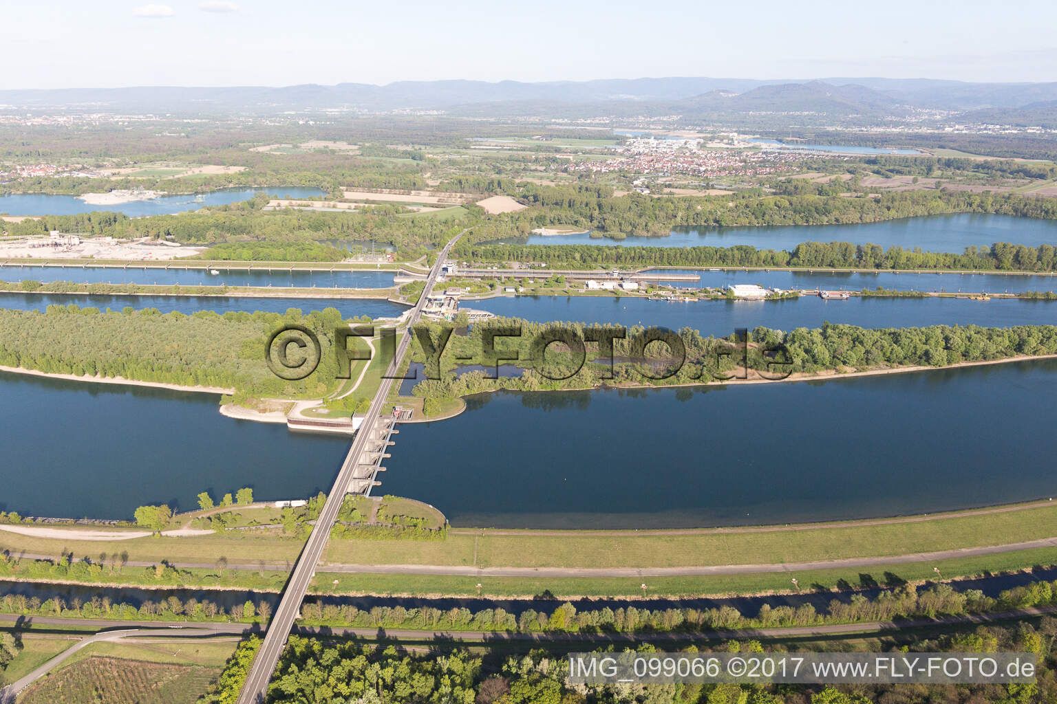 Rheinschleusse Iffezheim in Roppenheim im Bundesland Bas-Rhin, Frankreich aus der Drohnenperspektive