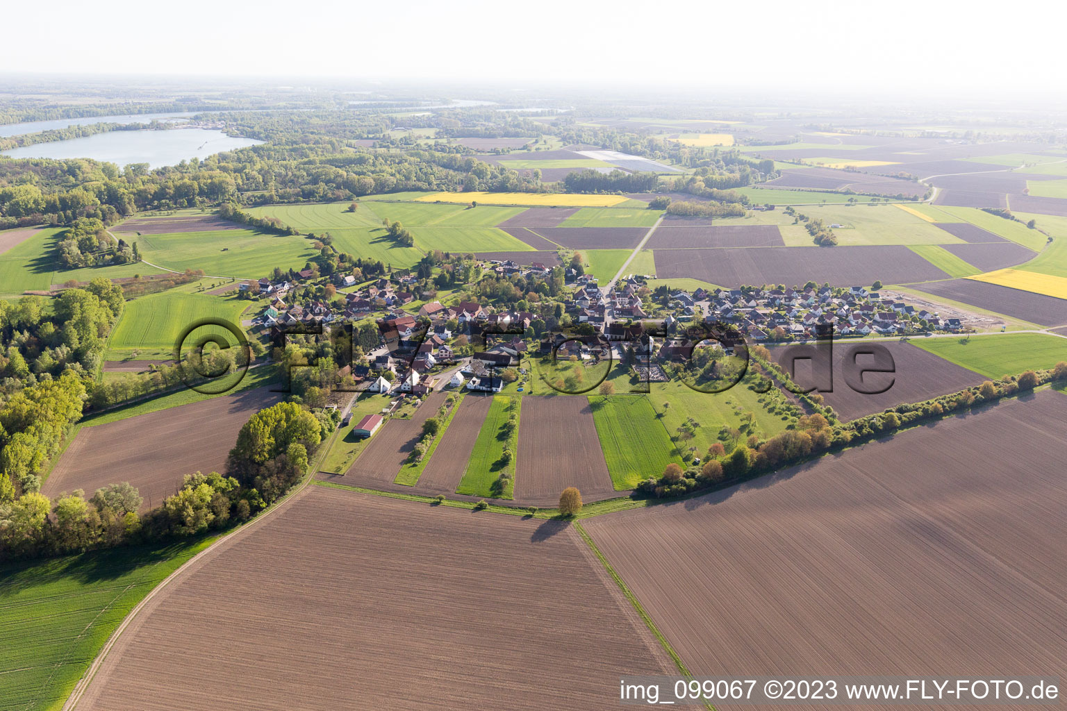 Schrägluftbild von Neuhaeusel im Bundesland Bas-Rhin, Frankreich