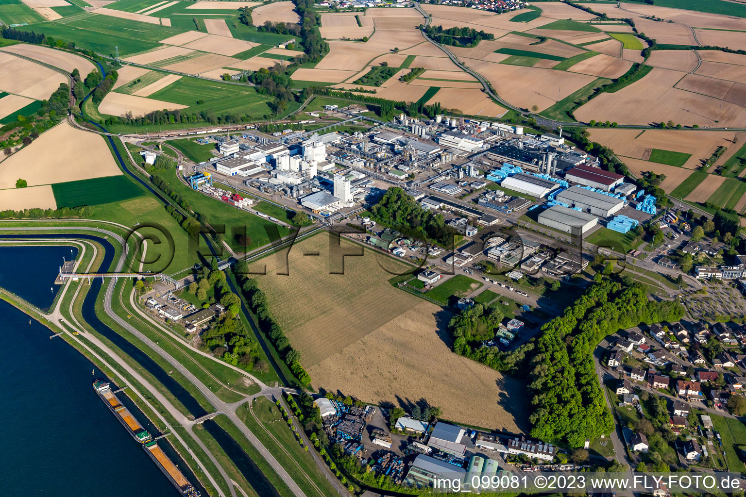 Luftaufnahme von UHU Logistikzentrum und   Dow MF Produktions GmbH & Co. Ohg im Ortsteil Greffern in Rheinmünster im Bundesland Baden-Württemberg, Deutschland