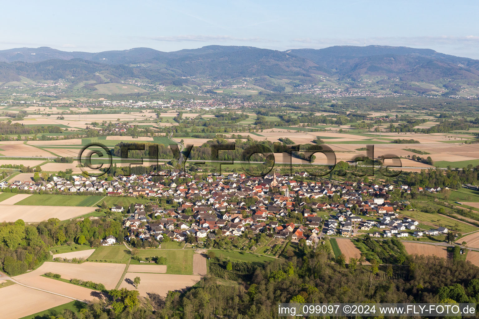 Dorf - Ansicht am Rande von landwirtschaftlichen Feldern und Nutzflächen in Unzhurst im Bundesland Baden-Württemberg, Deutschland