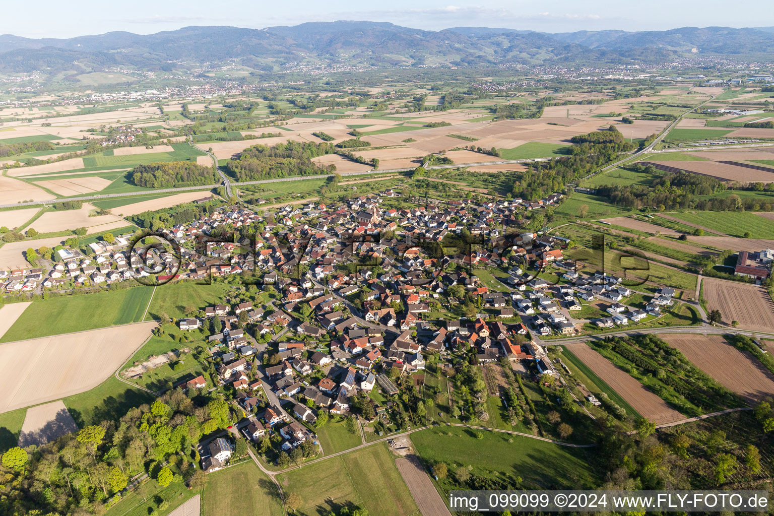 Luftbild von Dorf - Ansicht am Rande von landwirtschaftlichen Feldern und Nutzflächen in Unzhurst im Bundesland Baden-Württemberg, Deutschland