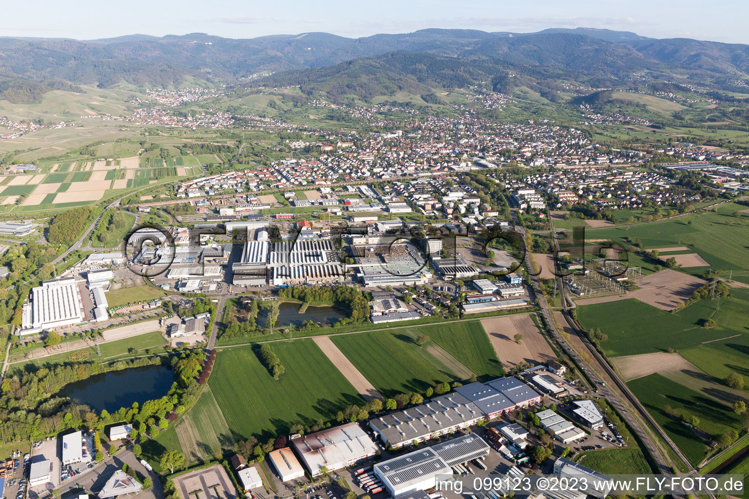 Schrägluftbild von Bühl, Industriegebiet West im Ortsteil Vimbuch im Bundesland Baden-Württemberg, Deutschland