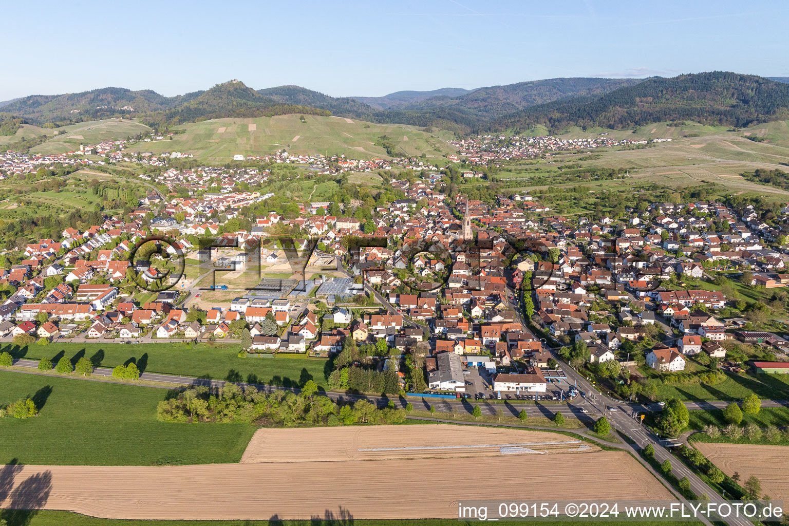Luftaufnahme von Ortsansicht der Straßen und Häuser der Wohngebiete in Steinbach im Bundesland Baden-Württemberg, Deutschland