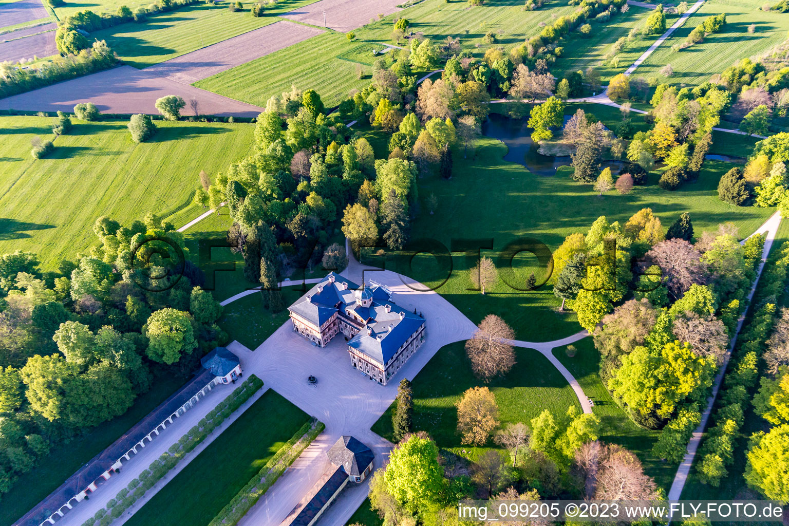 Schloß Favorite bei Förch in Rastatt im Bundesland Baden-Württemberg, Deutschland aus der Luft betrachtet
