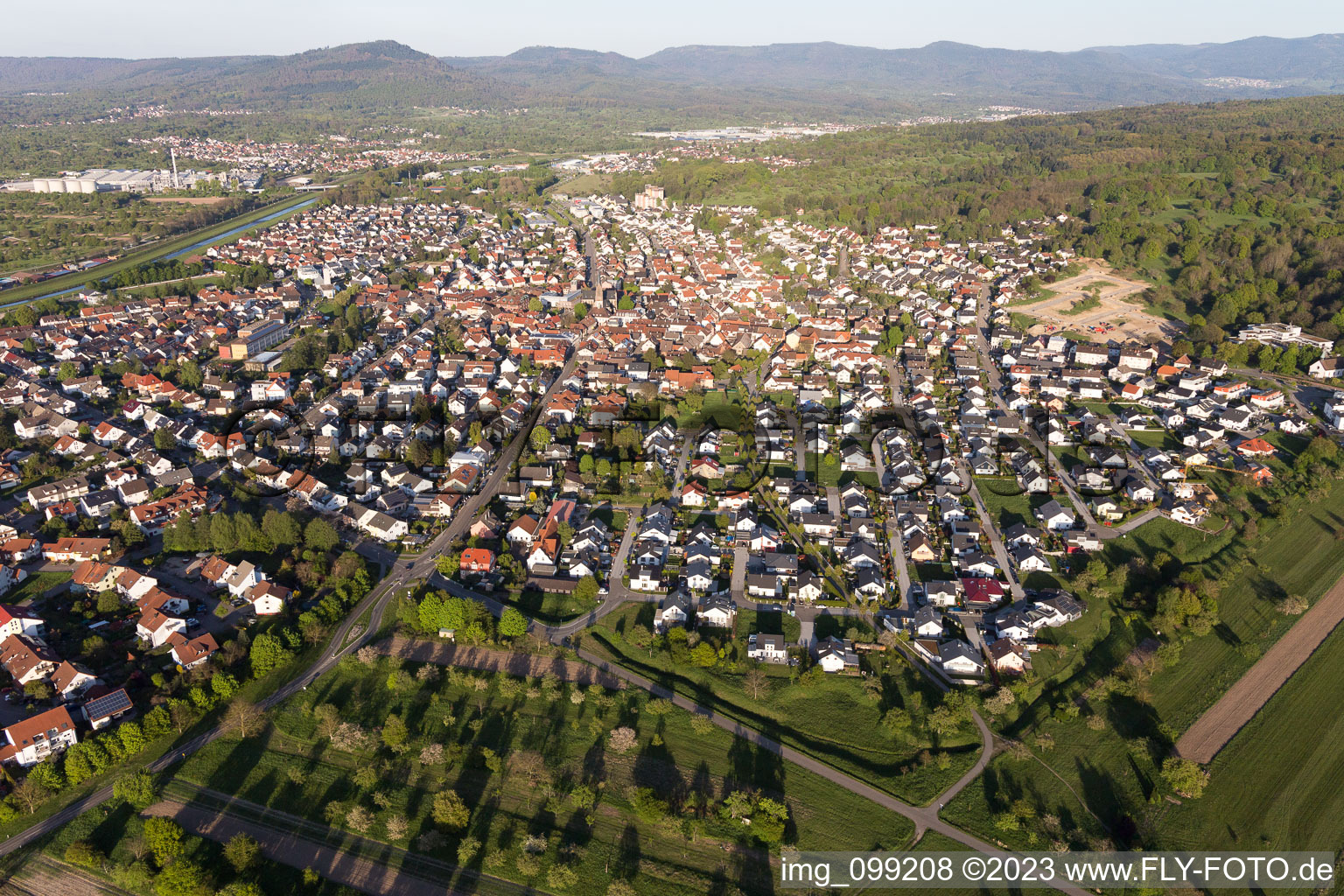 Kuppenheim im Bundesland Baden-Württemberg, Deutschland aus der Drohnenperspektive