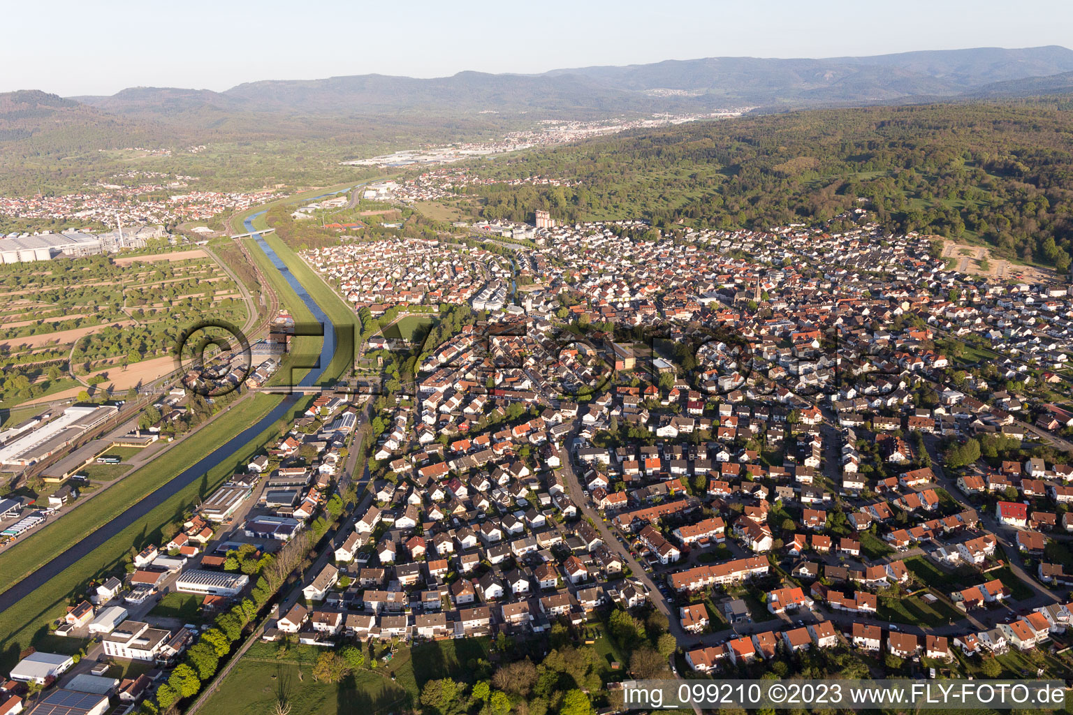 Kuppenheim im Bundesland Baden-Württemberg, Deutschland von einer Drohne aus