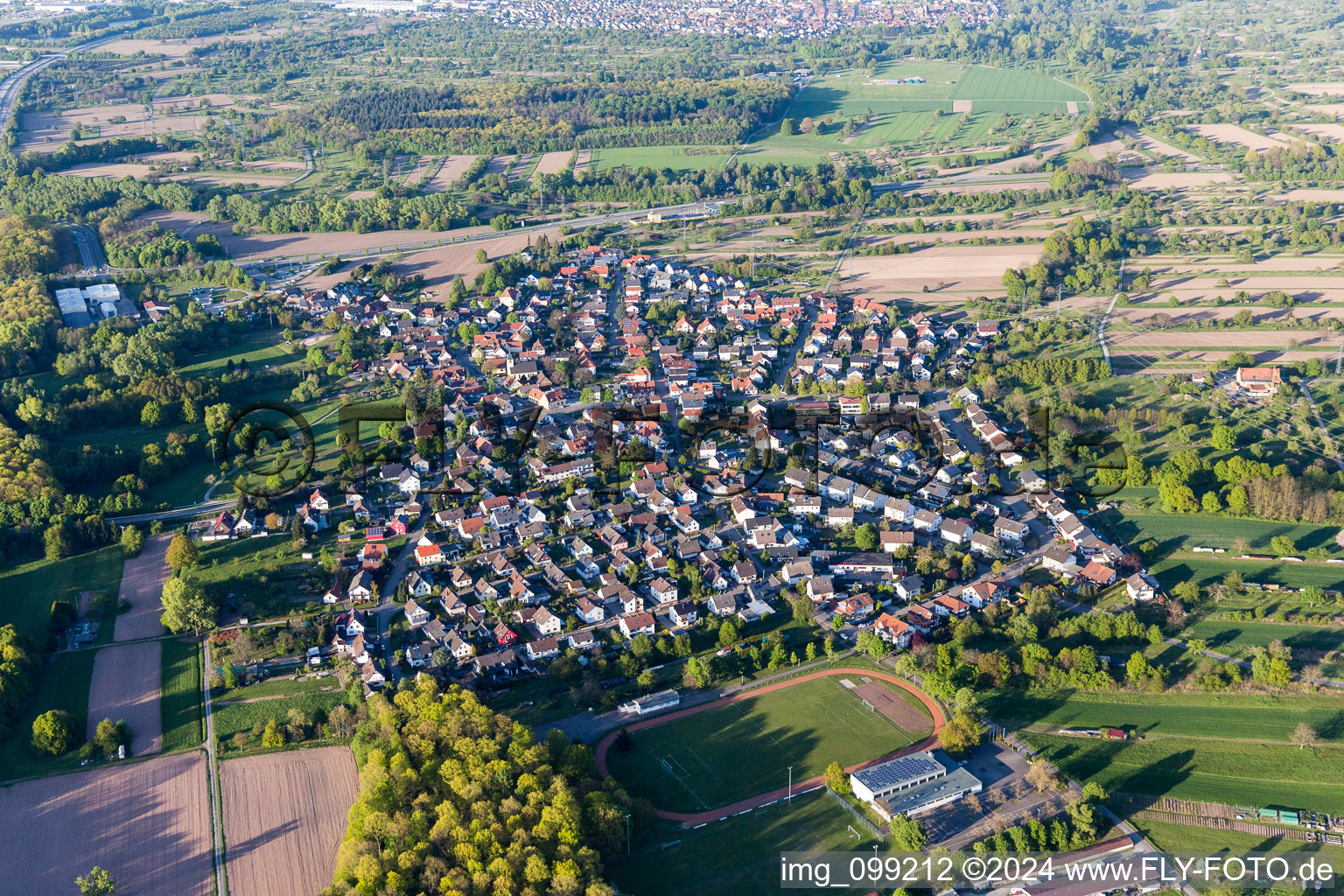 Ortsansicht der Straßen und Häuser der Wohngebiete im Ortsteil Rauental in Rastatt im Bundesland Baden-Württemberg, Deutschland