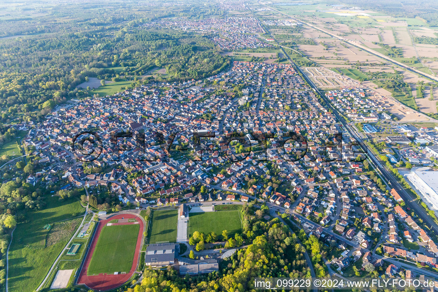 Ortsansicht der Straßen und Häuser der Wohngebiete in Ötigheim im Bundesland Baden-Württemberg, Deutschland