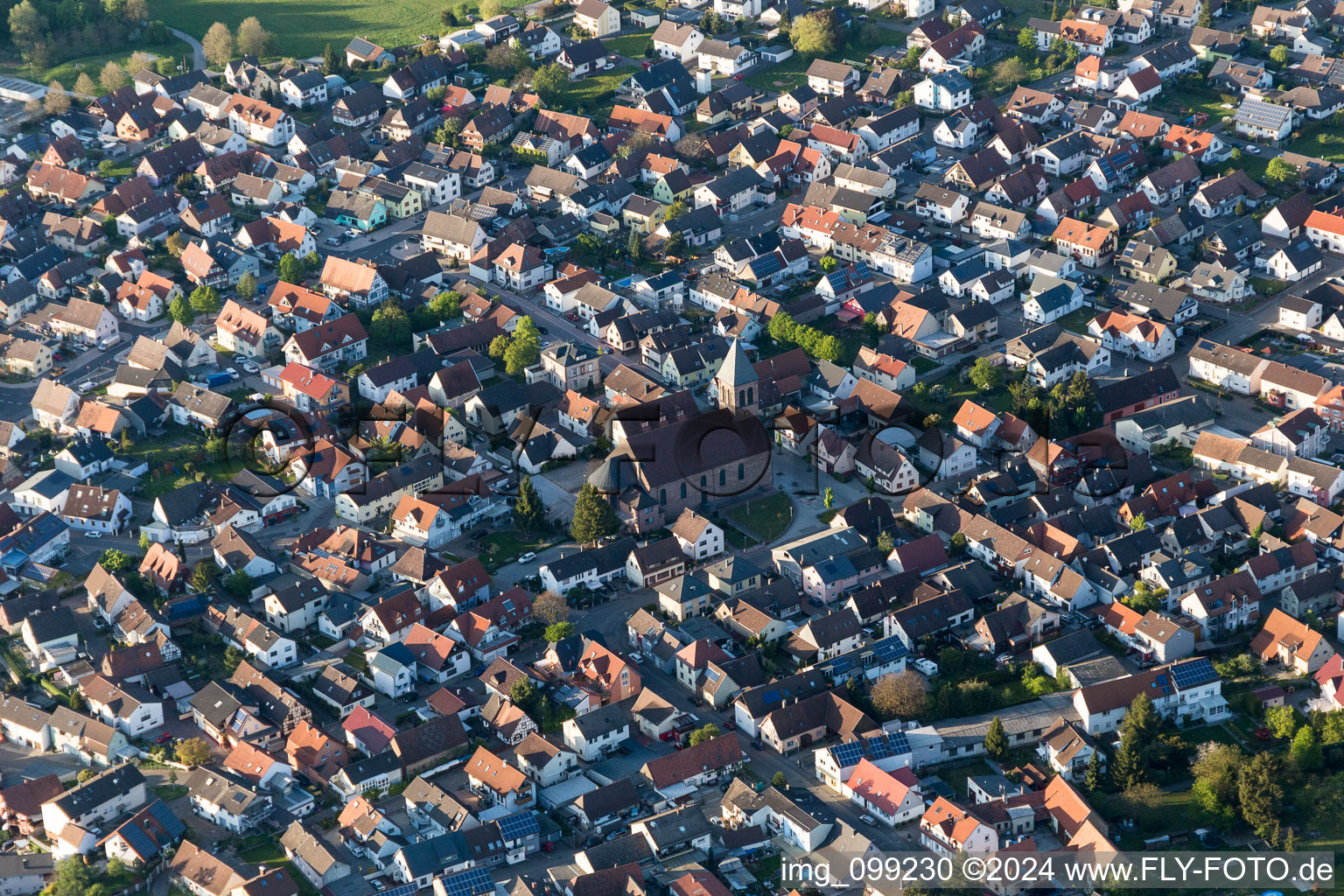 Luftbild von Ortsansicht der Straßen und Häuser der Wohngebiete in Ötigheim im Bundesland Baden-Württemberg, Deutschland