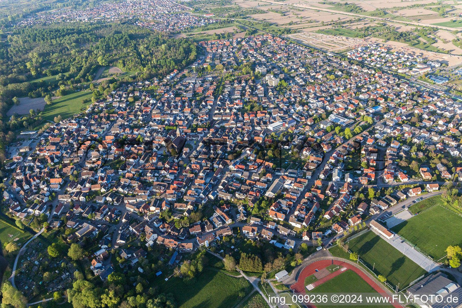 Luftaufnahme von Ortsansicht der Straßen und Häuser der Wohngebiete in Ötigheim im Bundesland Baden-Württemberg, Deutschland
