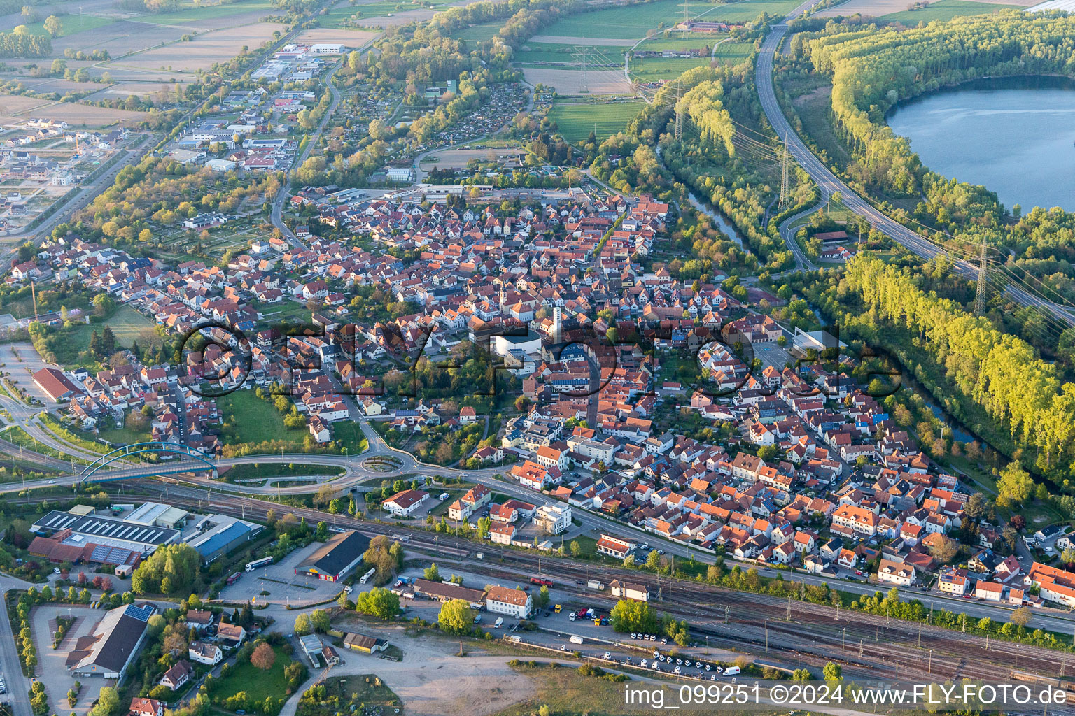 Ortsansicht der Straßen und Häuser der Wohngebiete in Wörth am Rhein im Bundesland Rheinland-Pfalz, Deutschland