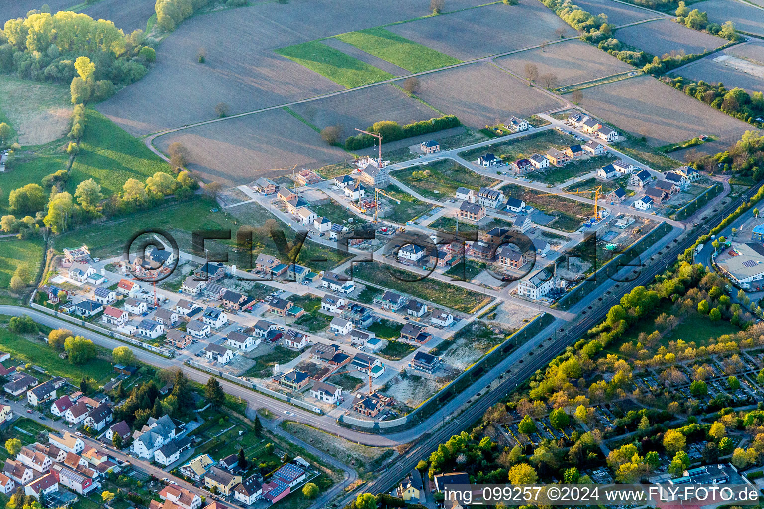Luftbild von Baustellen zum Neubau- Wohngebiet einer Einfamilienhaus- Siedlung In den Niederwiesen in Wörth am Rhein im Bundesland Rheinland-Pfalz, Deutschland