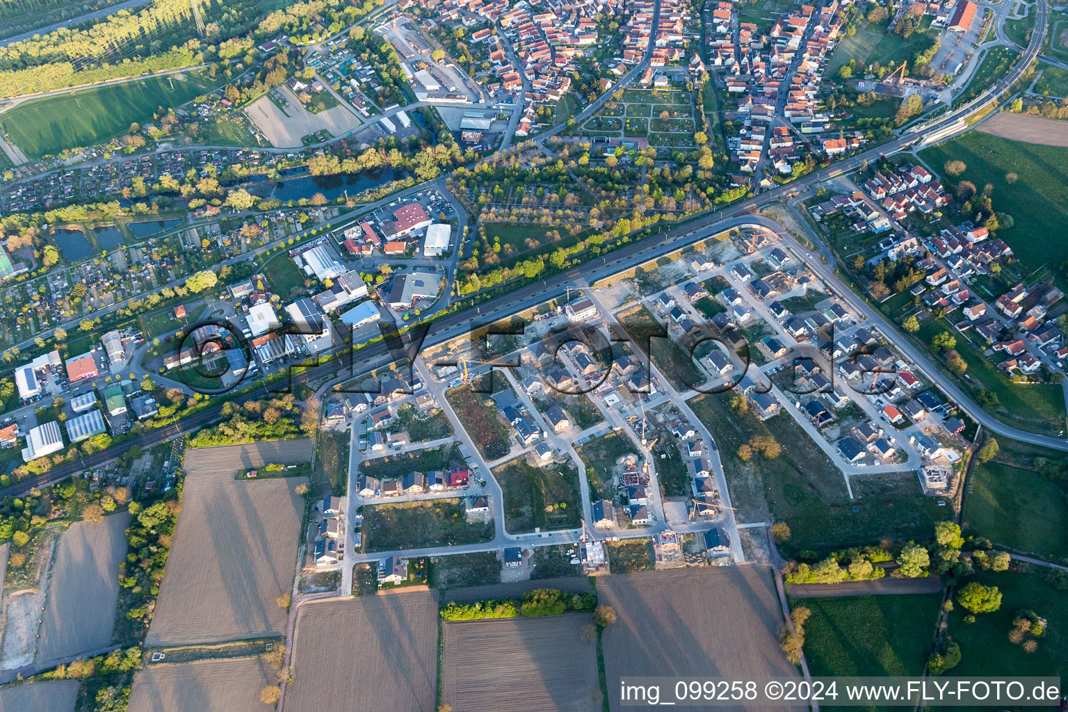 Luftaufnahme von Baustellen zum Neubau- Wohngebiet einer Einfamilienhaus- Siedlung In den Niederwiesen in Wörth am Rhein im Bundesland Rheinland-Pfalz, Deutschland