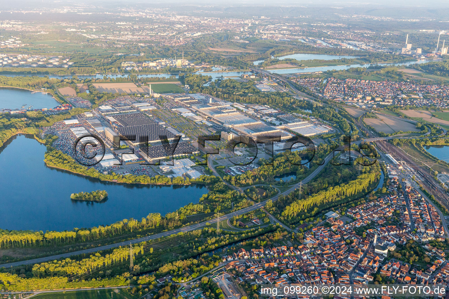 Gebäude und Produktionshallen auf dem Werksgelände des Daimler Automobilwerk Wörth in Wörth am Rhein im Bundesland Rheinland-Pfalz, Deutschland