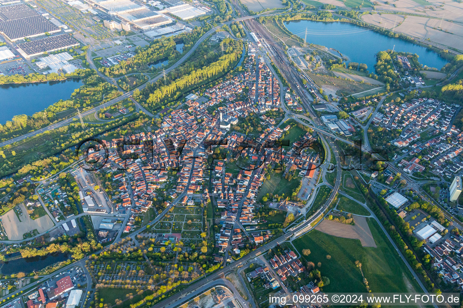 Luftbild von Ortsansicht der Straßen und Häuser der Wohngebiete zwischen B9 und Daimler-LKW-Werk in Wörth am Rhein im Bundesland Rheinland-Pfalz, Deutschland
