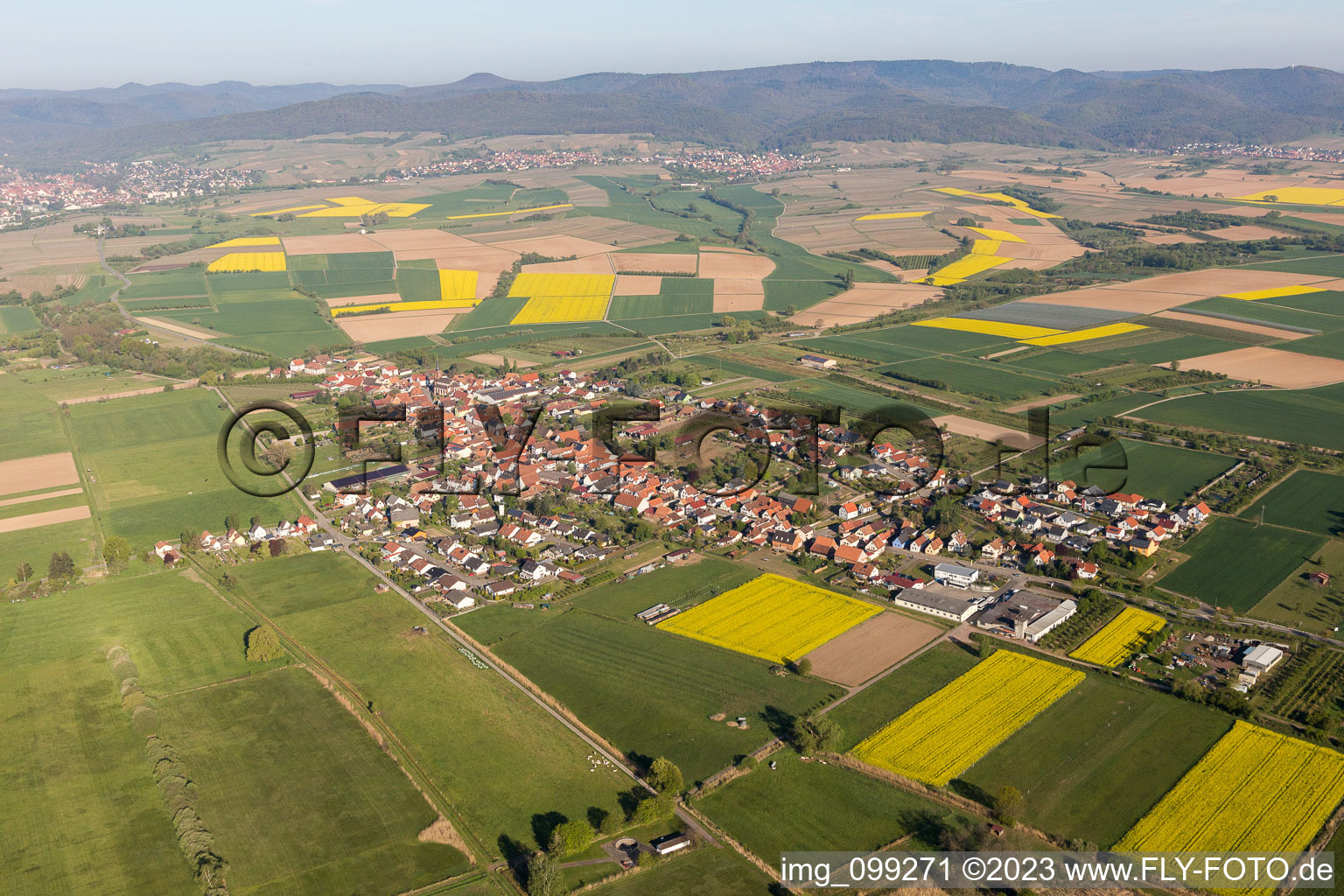Schrägluftbild von Kapsweyer im Bundesland Rheinland-Pfalz, Deutschland