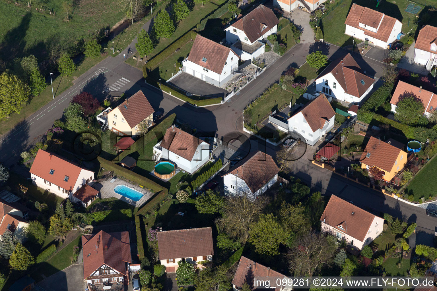 Ortsteil Altenstadt in Wissembourg im Bundesland Bas-Rhin, Frankreich aus der Luft betrachtet